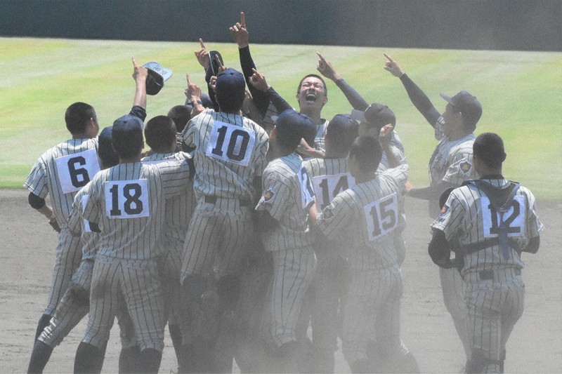 優勝を決めて喜ぶ敦賀気比の選手たち=福井市の県営球場で2021年7月21日、大原翔撮影