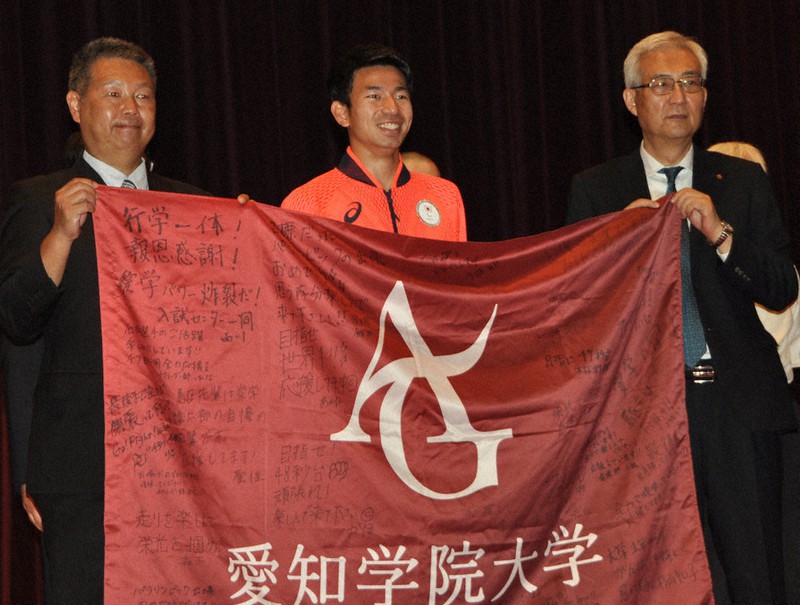 壮行会で笑顔をみせる石田駆選手(中央)=日進市の愛知学院大で2021年7月21日、加藤沙波撮影