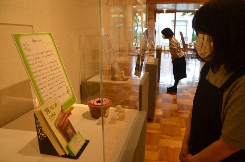 解説パネルとともに旅の本が並んでいる=愛荘町市の愛知川図書館で2021年7月14日午後4時37分、伊藤信司撮影