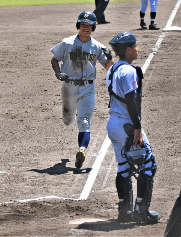 【草津東-草津】三回裏草津2死一、三塁、堀井の適時打で三走の下村が先制のホームを踏む=大津市御陵町の皇子山球場で2021年7月21日午後0時43分、礒野健一撮影
