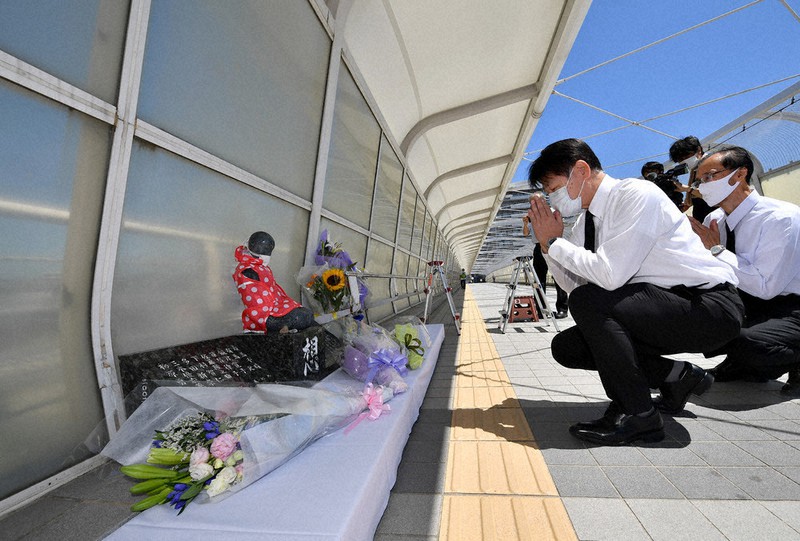 事故から20年が経ち、現場の慰霊碑「想の像」前で手を合わせる人たち=兵庫県明石市で2021年7月21日午前10時36分、山田尚弘撮影
