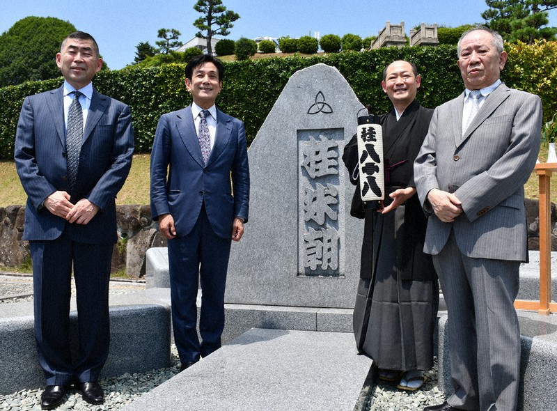 襲名披露公演を前に、桂米朝師匠の墓参りをした(右から)桂ざこばさん、宗助さん、米団治さん、南光さん=兵庫県姫路市の名古山霊苑で2021年7月20日午後1時9分、阿部浩之撮影