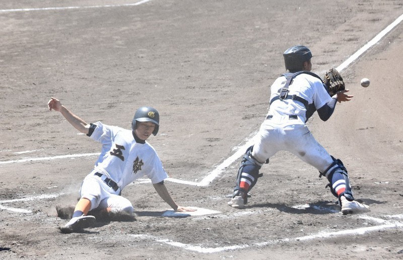 【磯城野-五條】七回裏、五條1死一、三塁、敵失の間に三走・上東が本塁生還=橿原市の佐藤薬品スタジアムで2021年7月21日午前10時35分、吉川雄飛撮影