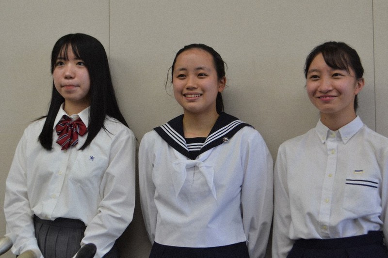 第24代高校生平和大使に選ばれた(右から)佐々木梨央さん、高橋菜乃果さん、大内由紀子さん=広島市役所で2021年7月15日午後2時26分、山本尚美撮影
