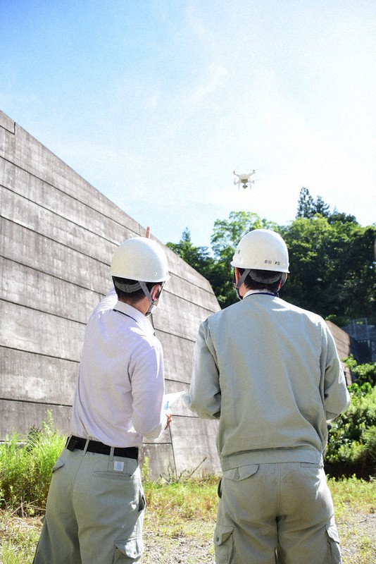 ドローンを使って土砂のたまり具合を確認する県西讃土木事務所の職員=観音寺市大野原町田野々で2021年7月21日午前9時8分、潟見雄大撮影