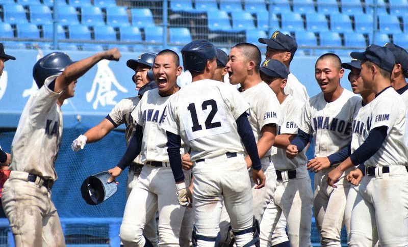 【小松-川之江】タイブレークで小松を降し喜ぶ川之江ナイン=松山市の坊っちゃんスタジアムで2021年7月21日午後3時2分、斉藤朋恵撮影