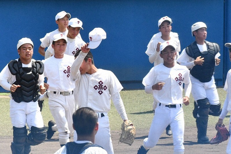 【土佐-明徳義塾】明徳義塾に敗れ、グラウンドに駆け寄る土佐ナイン=高知市の県立春野球場で2021年7月21日午前10時44分、小宅洋介撮影