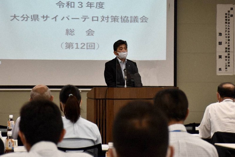 協議会冒頭であいさつする矢野警備部長