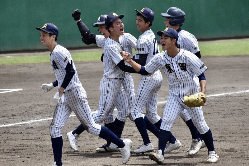 【高田-大分東明】逆転サヨナラ勝ちを決めて喜びを爆発させる東明の選手たち