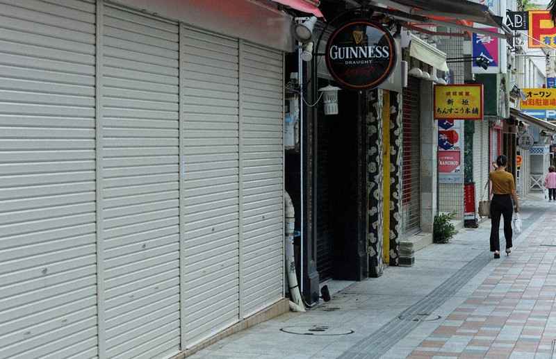 コロナ禍に伴う緊急事態宣言延長の中、多くの店がシャッターを閉め、人通りもまばらな国際通り=那覇市で6月17日、喜屋武真之介撮影