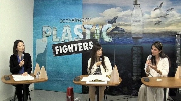 「プリサイクル」をキーワードに、サステナブルな生活の実践について語るマリエさん(右)と、ソーダストリームの取り組みについて報告した平野幸恵さん=岐阜県土岐市で6月1日