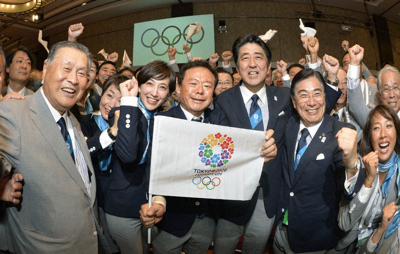五輪開催都市が東京に決定し、喜ぶ安倍晋三首相(当時姶前列右から3人目)ら関係者=ブエノスアイレスで2013年9月7日、代表撮影