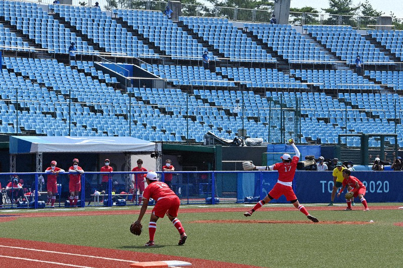 無観客で開催された東京五輪ソフトボール開幕試合の日本対オーストラリア戦。手前から2人目は先発の上野投手=福島市の県営あづま球場で2021年7月21日、大西岳彦撮影