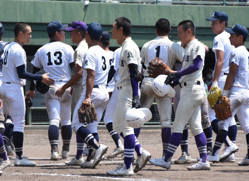 健闘をたたえ合う両校ナイン。境の井上主将(左端)は、米子松蔭の選手に「甲子園に行ってくれ」と激励した=鳥取県米子市のどらやきドラマチックパーク米子市民球場で2021年7月21日午後1時0分、野原寛史撮影