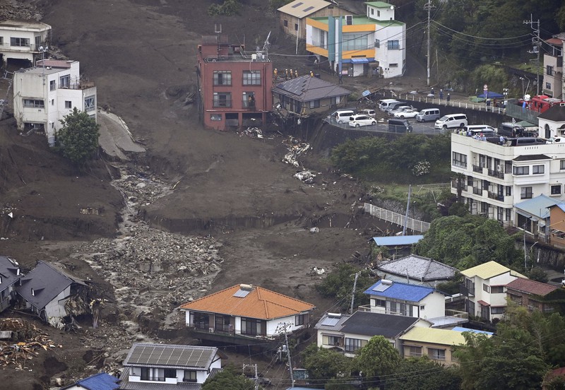 大規模な土石流で多くの建物などが押し流された現場=静岡県熱海市伊豆山で2021年7月5日午前11時51分、本社ヘリから撮影