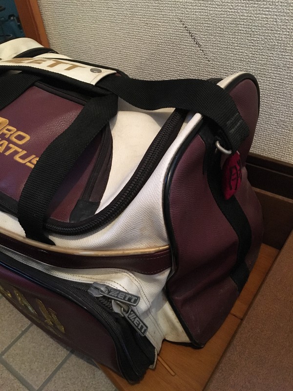 亡くなった生徒が命を絶つ前に自宅の玄関に置いていったカバン。9年たった今も同じ場所に残されている=遺族提供