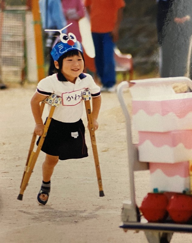 幼少期から松葉づえを手足のように扱っていた川本翔大=母理恵さん提供