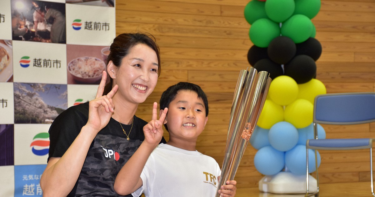 ママかっこいい 8歳長男も剣に夢中 フェンシング佐藤希望 毎日新聞