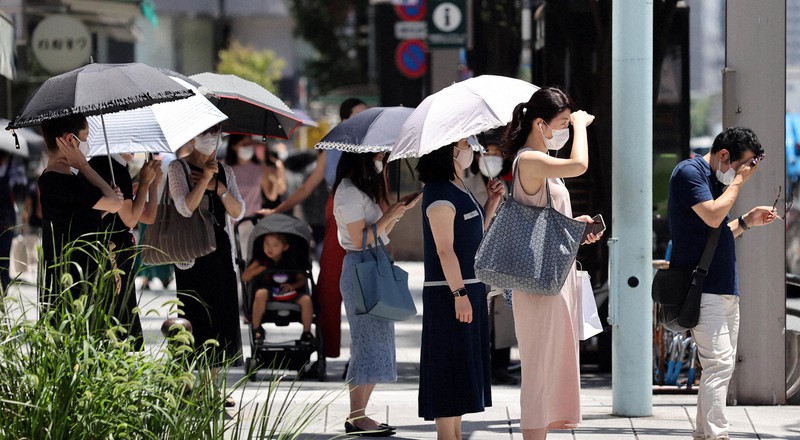 東京は梅雨明けとともに強い日差しが照りつけ、猛暑に見舞われている=東京都中央区で2021年7月16日、幾島健太郎撮影