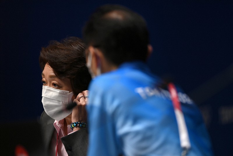 記者会見で質問内容を確認する東京五輪・パラリンピック大会組織委員会の橋本聖子会長(左)=東京都江東区で2021年7月22日午後0時7分、久保玲撮影