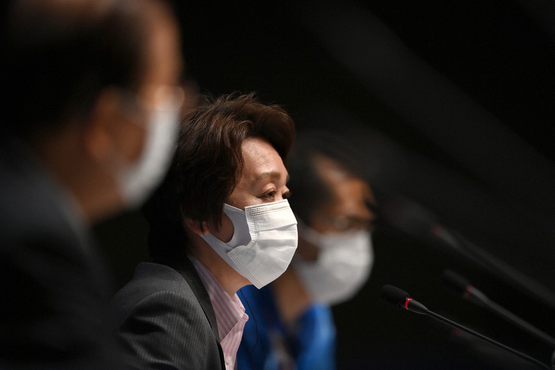 記者会見する東京五輪・パラリンピック大会組織委員会の橋本聖子会長(中央)=東京都江東区で2021年7月22日午後0時5分、久保玲撮影