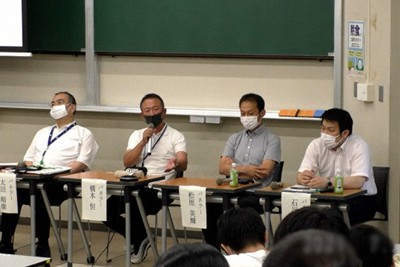 質疑した受講生にアドバイスをする様子