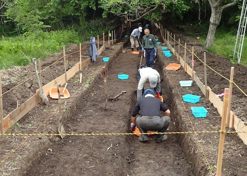 山形県南陽市長岡で遺跡の発掘調査をする作業者ら=同市提供
