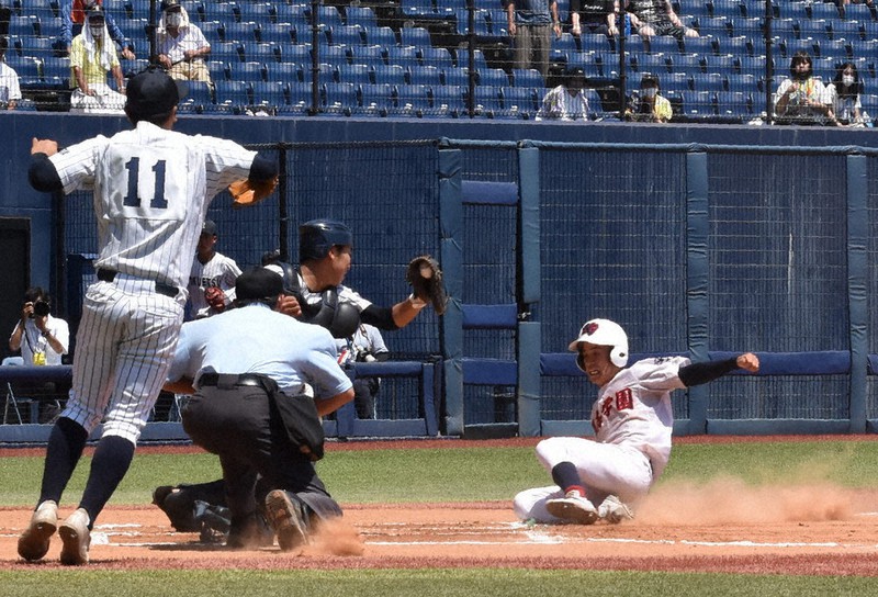 【開志学園ー北越】開志学園六回表1死二、三塁、片桐の犠飛で三塁走者の北神が生還=新潟市中央区のハードオフエコスタジアムで2021年7月22日、内田帆ノ佳撮影