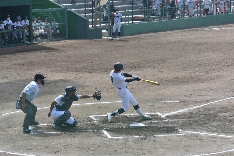 【松阪商-三重】一回裏三重2死一、二塁、原田の適時二塁打で2点先制=津市営球場で2021年7月22日、寺原多惠子撮影
