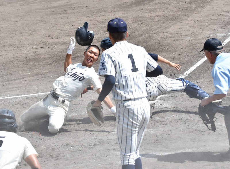 【関西中央-一条】九回裏、一条2死二、三塁、奥村の適時打で秋山が還りサヨナラ勝ち=橿原市の佐藤薬品スタジアムで、吉川雄飛撮影
