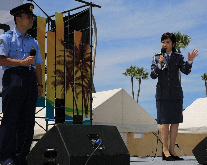 制服姿で特殊詐欺被害の防止を訴える演歌歌手の伍代夏子さん=和歌山市毛見の和歌山マリーナシティで、山本芳博撮影