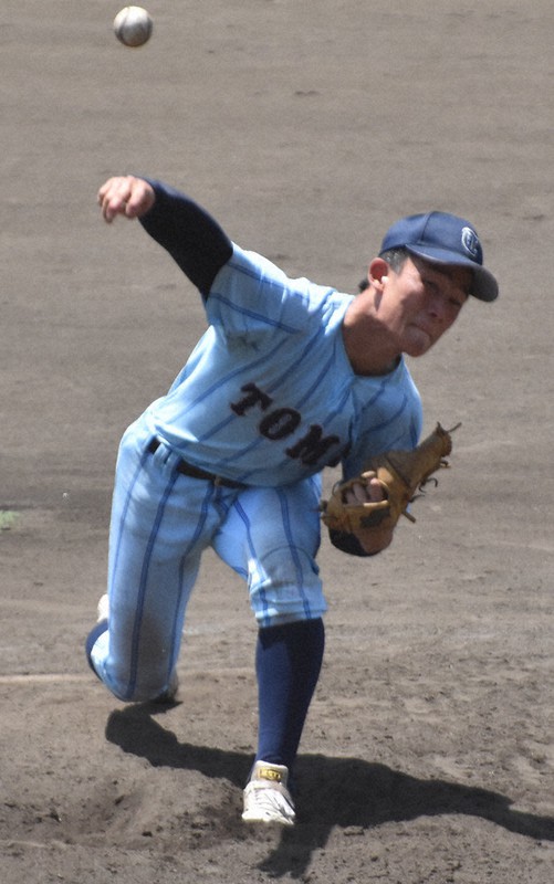 本来は捕手ながらマウンドにも立つ東明館の加藤