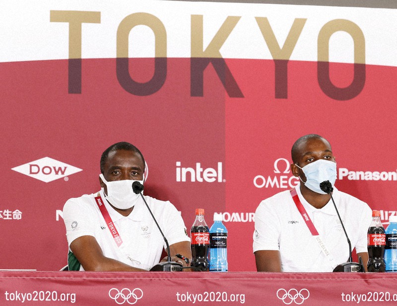 サッカー男子1次リーグの日本戦を前に記者会見する南アフリカのノトアン監督(左)とマレペ選手=味の素スタジアムで2021年7月20日(代表撮影)
