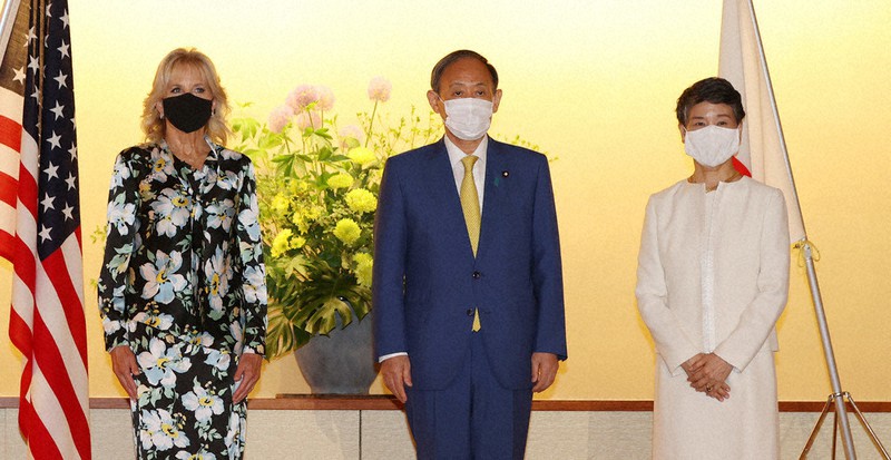 ジル・バイデン米大統領夫人(左)との懇談に臨む菅首相(中央)、右は妻真理子氏=東京都港区の迎賓館で2021年7月22日午後7時4分(代表撮影)