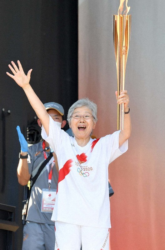 芝公園で行われた点火セレモニーに参加した栗本キミ代さん=東京都港区で2021年7月22日、平川義之撮影