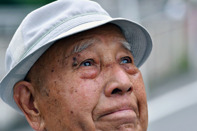 東京五輪開幕の日に空を見上げ、1964年東京五輪開会式の日の青空を思い出し、涙ぐむ甚野公平さん=東京都杉並区で2021年7月23日午前10時24分、丸山博撮影