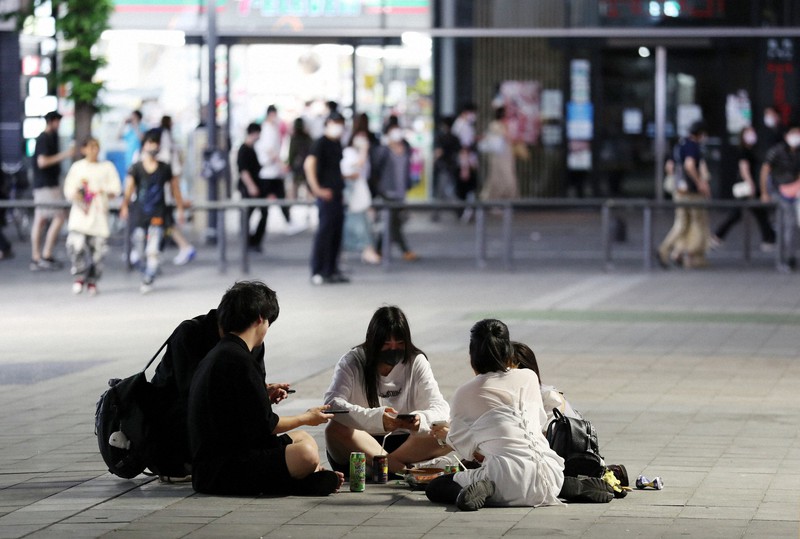 東京五輪の開会式直前に、新宿・歌舞伎町の路上で酒を飲む若者たち=東京都新宿区で2021年7月23日、小出洋平撮影