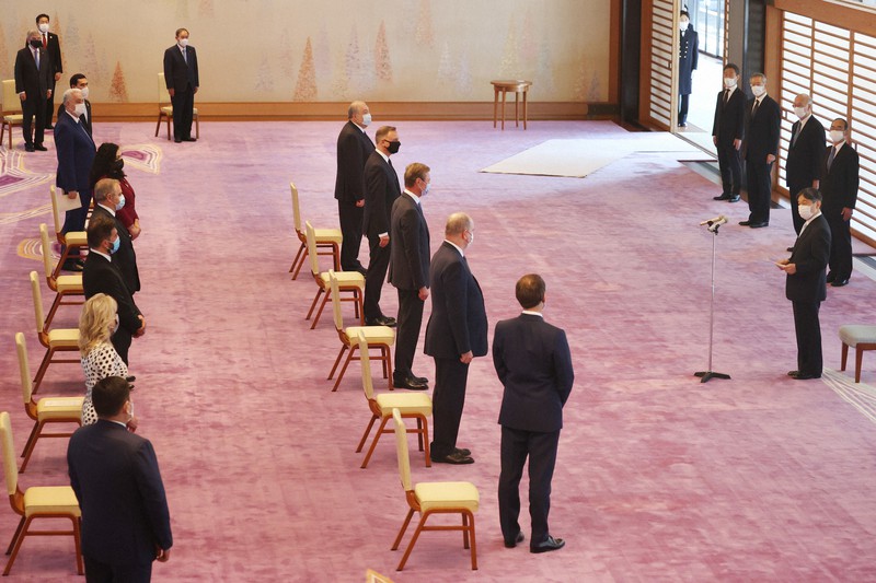 各国首脳と面会し、おことばを述べられる天皇陛下。左上端は国際オリンピック委員会のバッハ会長=皇居・宮殿「春秋の間」で2021年7月23日午後2時40分(代表撮影)