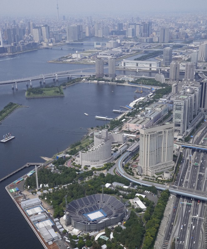潮風公園(手前)とお台場海浜公園=東京都内で、本社ヘリから