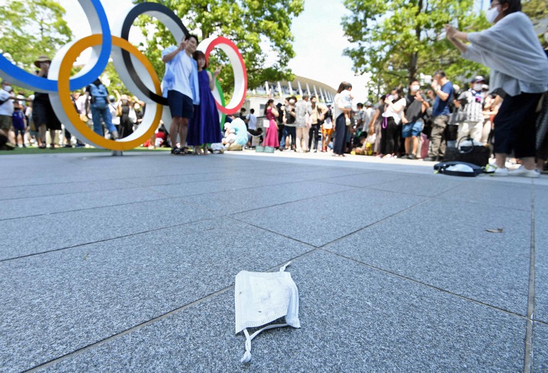 東京五輪開会式当日、国立競技場近くの五輪モニュメント近くは記念撮影する人やブルーインパルスの飛行を見ようと多くの人でごった返し、動けないほど人が集まった。モニュメント近くにマスクが落ちていた=東京都新宿区で2021年7月23日午前11時54分、平川義之撮影