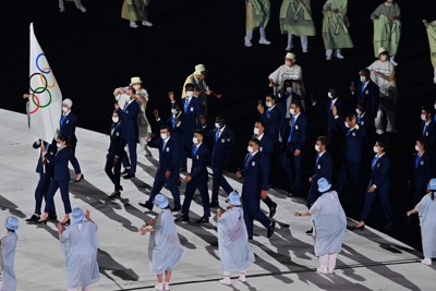 入場行進する難民選手団＝国立競技場で2021年7月23日午後8時39分、宮間俊樹撮影