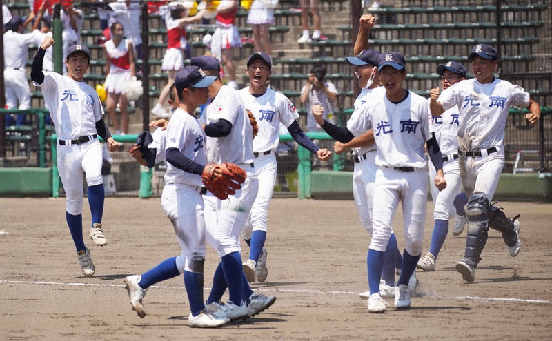 準々決勝で聖光学院を破り喜ぶ光南の選手たち=福島県郡山市のヨーク開成山スタジアムで2021年7月20日午前11時17分、玉城達郎撮影