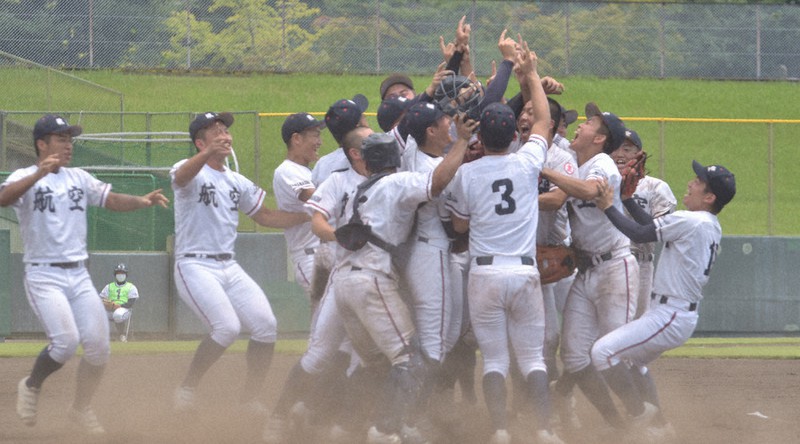 全国高校野球 山梨大会 日本航空、13年ぶりV 富士学苑に競り勝つ