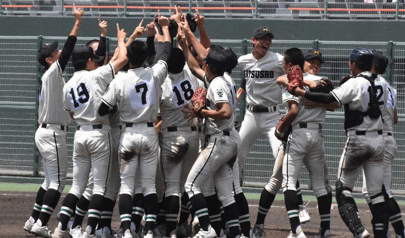 優勝を決めて喜ぶ松商学園ナイン=松本市浅間温泉1の松本市野球場で2021年7月23日、皆川真仁撮影