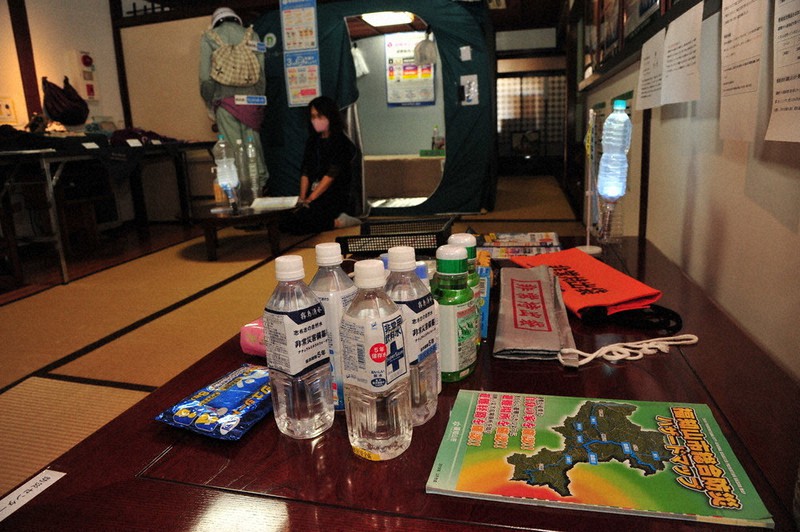 避難に備えて用意する非常用持ち出し品=福知山市下柳町の治水記念館で2021年7月22日午前9時52分、佐藤孝治撮影