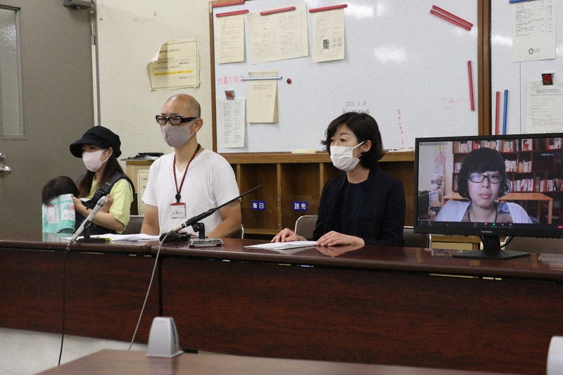 保護者へのアンケート結果をとりまとめ、記者会見で説明する大阪市立小中の保護者ら=大阪市役所で2021年7月19日午前11時7分、野田樹撮影