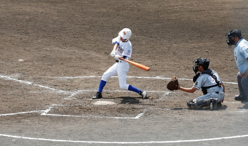 フルスイングで挑み続ける氷上西の選手=淡路佐野運動公園野球場で2021年7月15日午後1時36分、幸長由子撮影