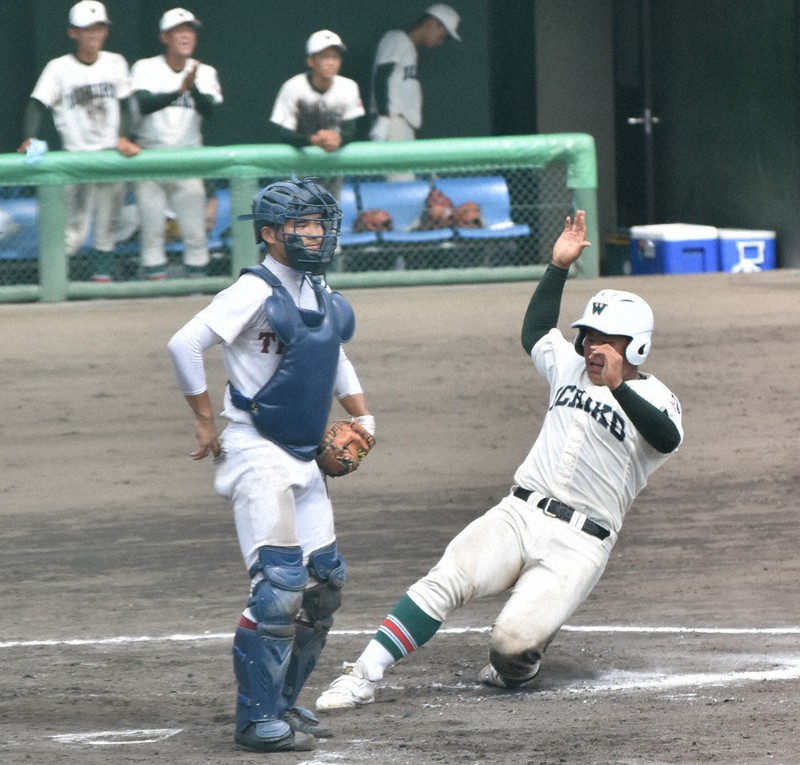 【耐久-市和歌山】三回裏市和歌山1死二、三塁、田中の中前打で二塁走者の松川が還って11点目=和歌山市の県営紀三井寺球場で2021年7月23日午後2時36分、橋本陵汰撮影