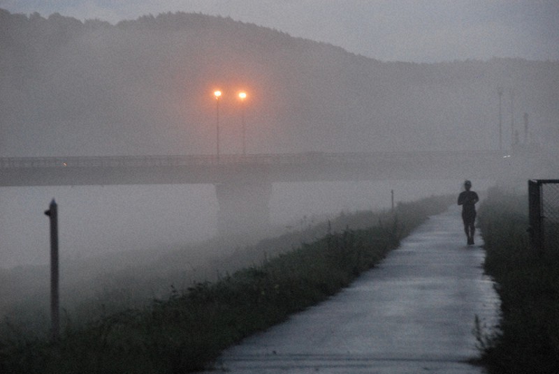 雨が上がり、天神川に発生した川霧=鳥取県倉吉市で2021年7月8日午後7時55分、平川哲也撮影