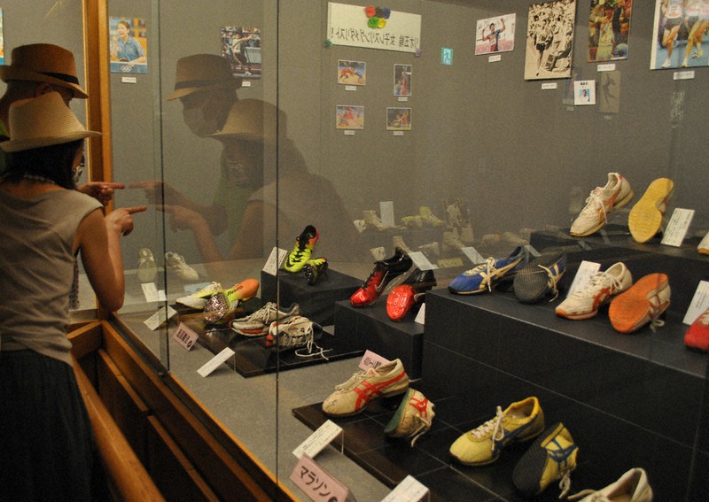 五輪出場選手のシューズを展示する「栄光のはきもの展」=福山市松永町4の市松永はきもの資料館で2021年7月23日午前11時13分、関東晋慈撮影